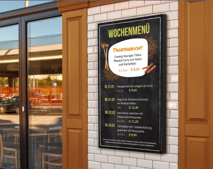 Digitaler Menüplan als Wochenmenü auf einem Bildschirm an der Hauswand eines Restaurants